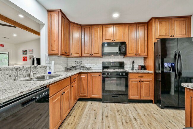 Building Photo - Charming 3 Bed / 2 Bath Furnished Ranch in One of Peachtree City's Most Scenic Settings