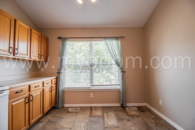 Building Photo - Stunning 3 Bedroom / 2 Bathroom Home | Mil...