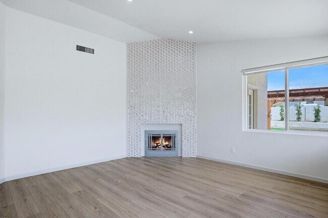 Building Photo - 5958 E Kelton Ln