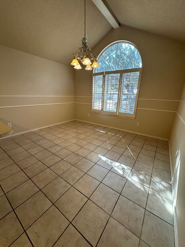 Building Photo - Spacious 3/2/2 - Freshly Updated