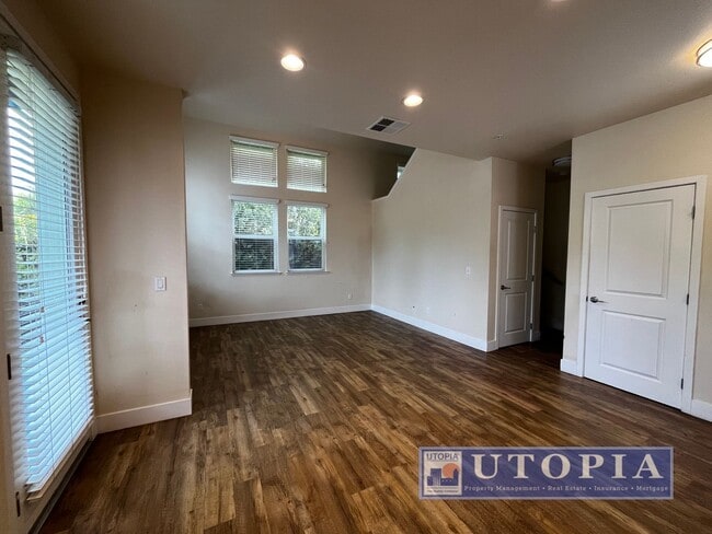 Building Photo - Spacious and Modern 3-bedroom, 3.5 bathroom in Seabright just minutes away from the Beach Boardwa...