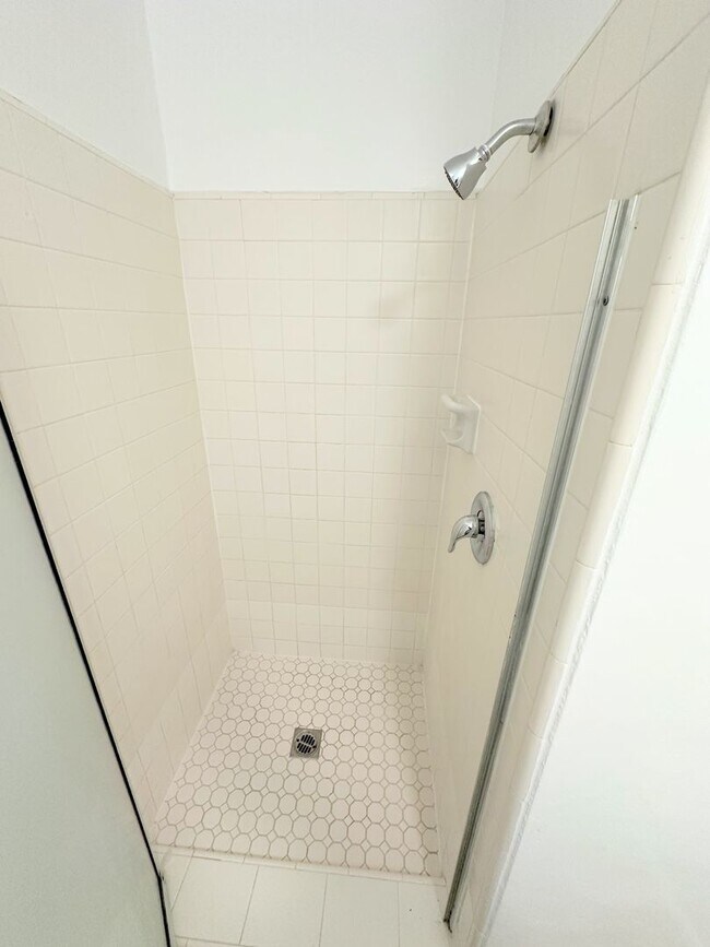 Building Photo - 3 PEAT - Huge, spacious, enormous - 2BD/2BA with parking. Chatsworth Adjacent!