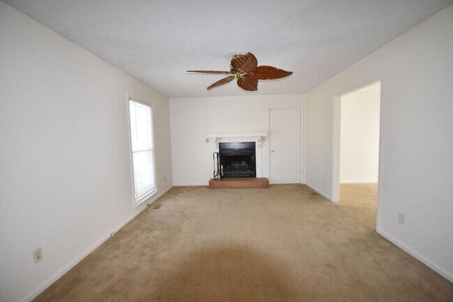 Building Photo - 3 Bedroom and 2 Bath Home (No Pets)