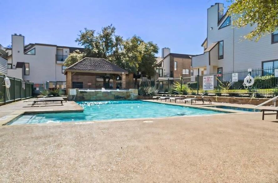 Building Photo - 2311 Balsam Dr