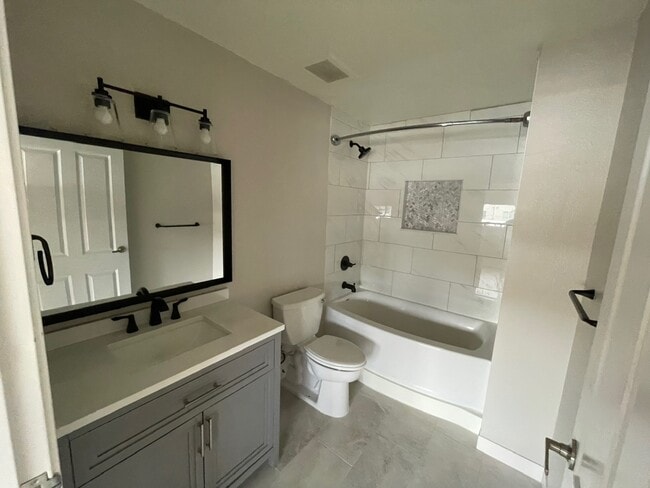 Building Photo - 100 Park Ave W