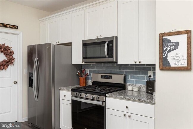 Building Photo - 321 Whispering Echos Dr