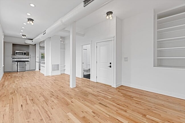 Building Photo - 2346 W Fullerton Ave