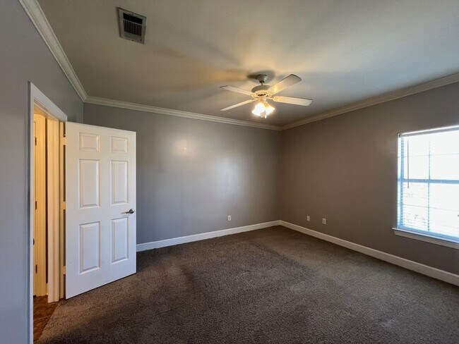 Building Photo - 153 Aspen Square