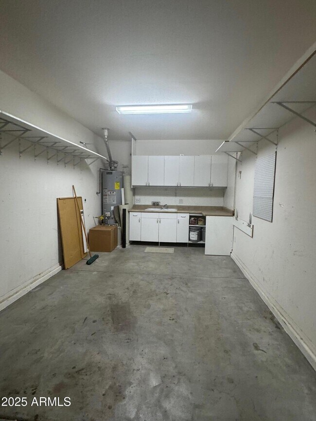 Building Photo - 1359 E Parkview Dr