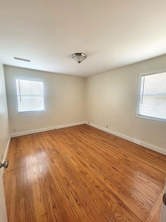 Building Photo - Charming 2 Bedroom, 1 Bathroom Home in San...