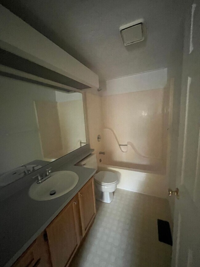 Building Photo - 71 Broxbourne Dr