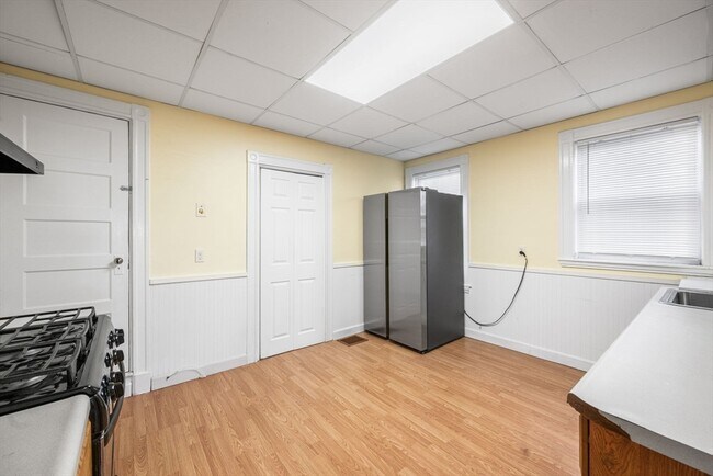 Building Photo - 12 Porter St