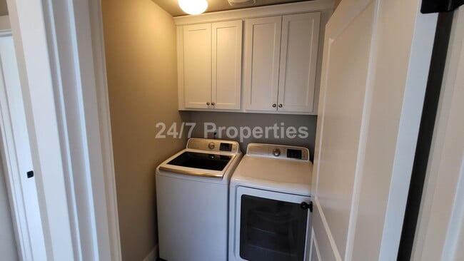 Building Photo - Modern 3 BD | 2.5 BA Craftsman Style Home ...