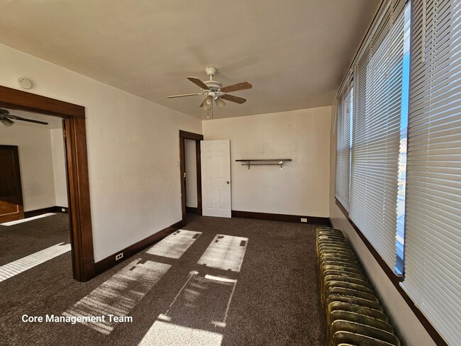 Building Photo - Spacious 3 bedroom 1 bath apartment for re...