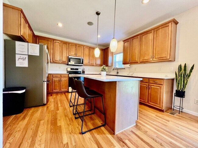 Building Photo - Large executive home in pool community Mas...