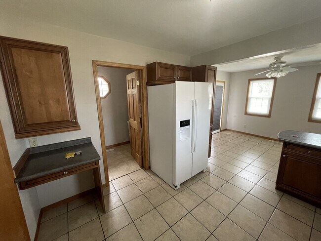 Building Photo - 127 E Main St