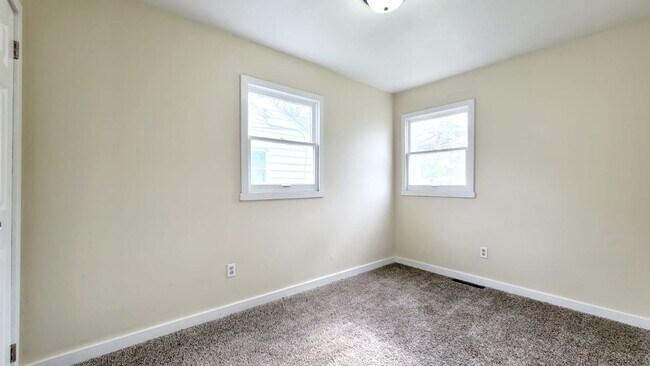 Building Photo - 529 S Kenmore St