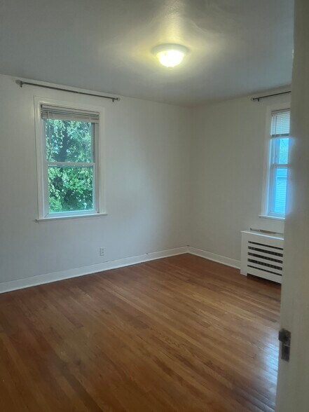 Building Photo - 136 King St