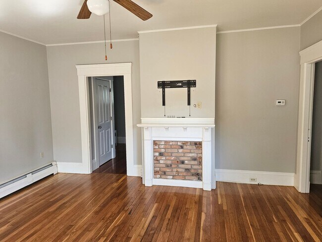 Building Photo - 2 Bedroom townhouse style apartment