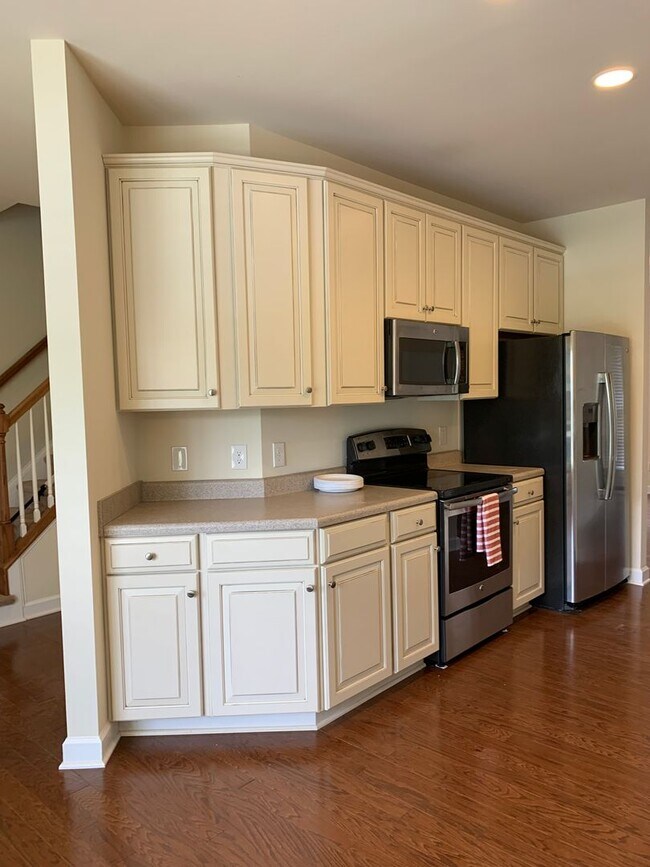 Building Photo - 2 Bedroom, 2.5 Bath Townhouse with detached one-car garage