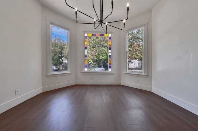 Building Photo - Fully Updated 2BR/2BA Victorian with Priva...