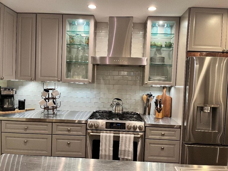 kitchen-ample storage - 917 Constitution Ave NE