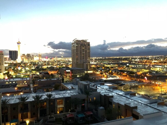 Building Photo - Gorgeous Juhl Loft Unit For Lease