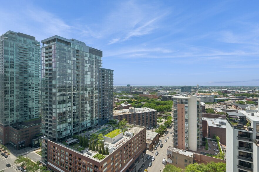 Building Photo - 1212 N La Salle Dr