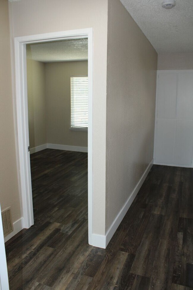 Building Photo - Updated 4 bedroom, 1 1/2 bathroom Townhome...