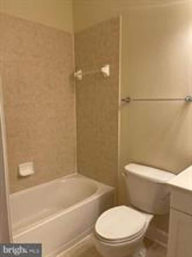Building Photo - END UNIT TOWNHOUSE WITH 2 CAR GARAGE, 4 BEDROOMS AND 3.5 BATHS..FINISHED REC ROOM