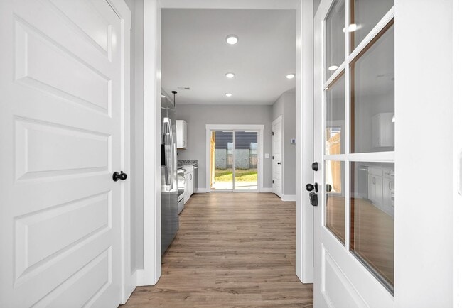 Building Photo - 2 Bedroom Townhome For Rent in Historic Downtown Clarksville!