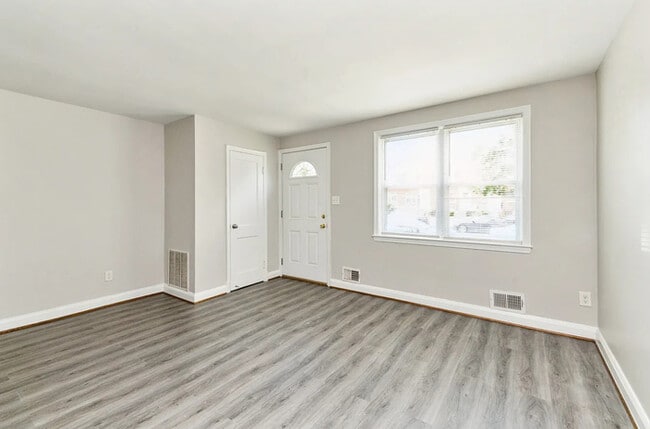 Building Photo - 3 Bedroom OPPORTUNITY AREA