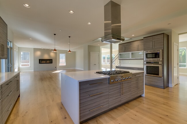 Building Photo - Luxurious & Contemporary 5 bed home in Red...