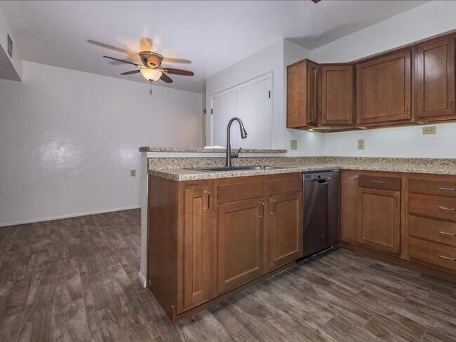 Building Photo - 3 Bedroom, 2.5 Bath