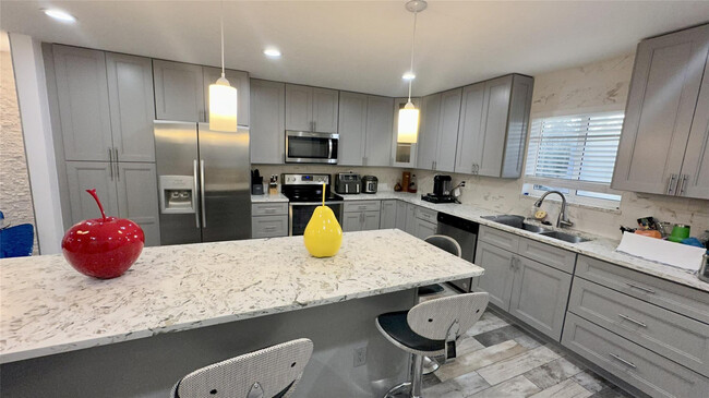 Building Photo - 4751 NE 10th Ave