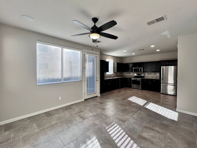 Building Photo - $2,195 DeWolf & Barstow, 3 Bedroom House - Clovis / Community Pool + Neighborhood Parks