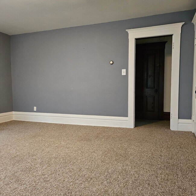 Building Photo - 118.5 W Walnut St