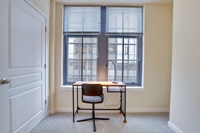 Building Photo - 550 14th St S