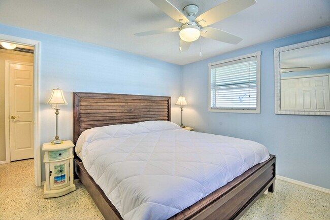 Building Photo - 896 S Venice Blvd