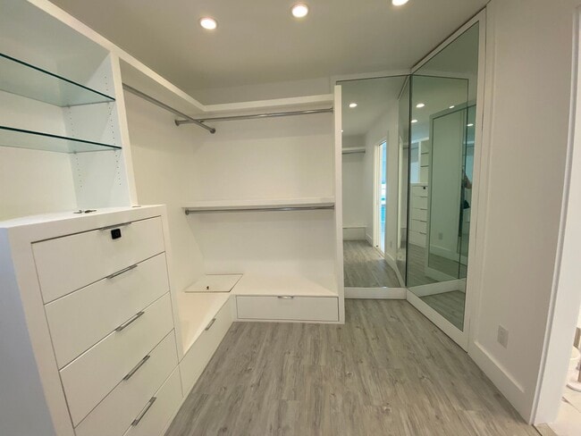 Building Photo - Manoa 5 Bedroom, 3.5 Bathroom, 2-Car Garag...