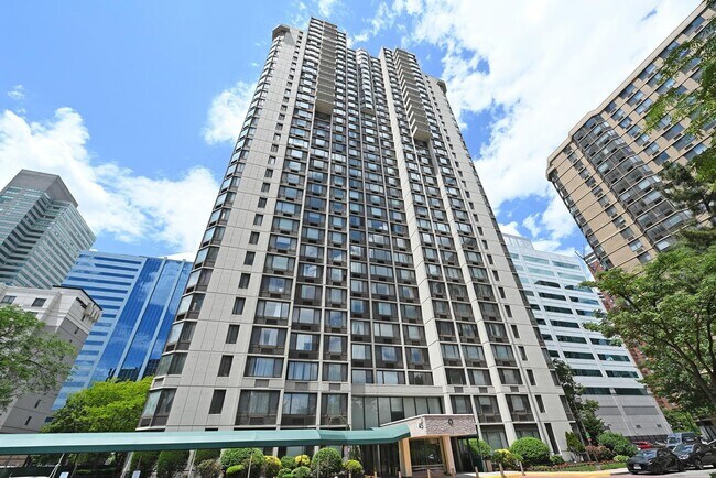 Building Photo - 45 River Dr S