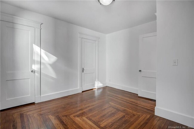 Building Photo - 928 Elm St