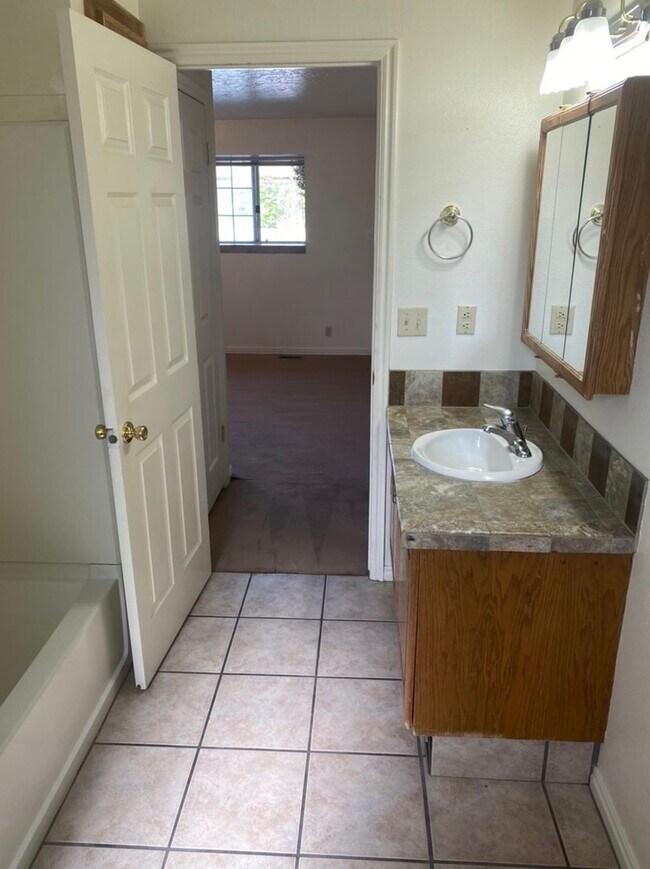 Building Photo - 827 W 800 N