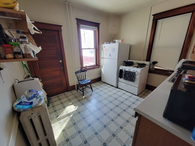 Building Photo - AVAILABLE NOW - Spread out in 3 level living!