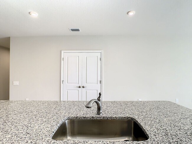 Building Photo - Villa Home in West Port - 3/2/2 close to s...