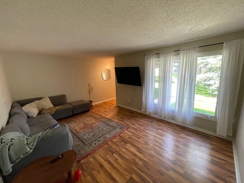 Living Room w/ lots of natural light - 2924 56th St