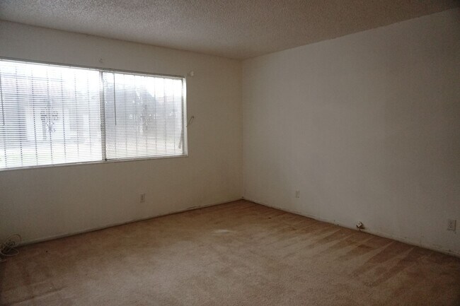 Building Photo - 1405 Vegas Valley Dr