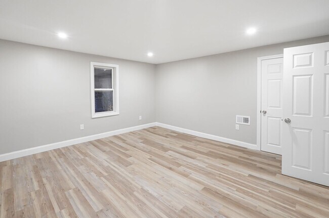 Building Photo - 98 Southville Rd