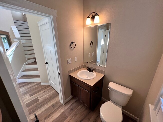 Building Photo - Stunning 5 bedroom W/Bed & Full Bath on Main Floor