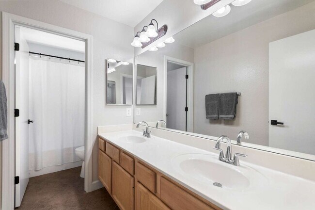 Building Photo - 4 bed 3 bath Single Family Home with Pool ...
